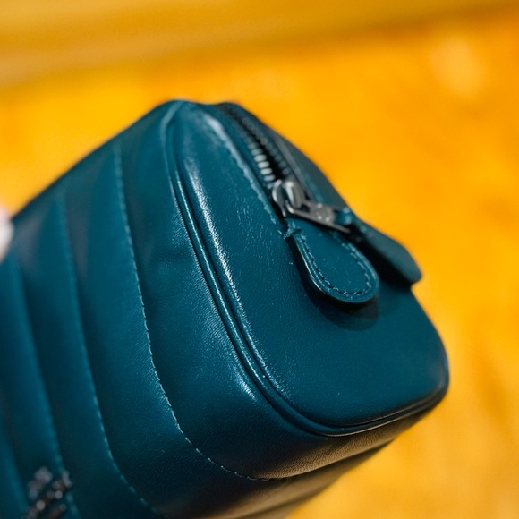 COACH COSMETIC CASE 17 IN QUILTED PUFFY LEATHER - Picture 2 of 6